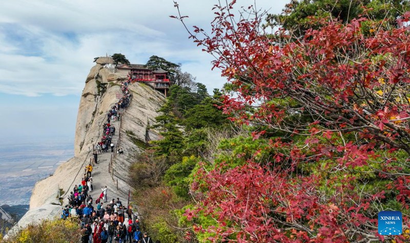 Habari Picha: Watu wakitembelea Mlima Huashan katika Mkoa Shaanxi, Kaskazini Magharibi mwa China