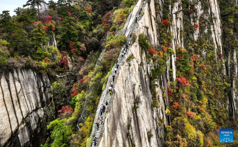 Habari Picha: Watu wakitembelea Mlima Huashan katika Mkoa Shaanxi, Kaskazini Magharibi mwa China