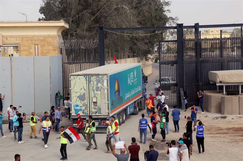 Lori lililopakia misaada ya kibinadamu likijiandaa kuingia Gaza katika kivuko cha mpaka cha Rafah upande wa Misri Oktoba 22, 2023. (Xinhua/Ahmed Gomaa)