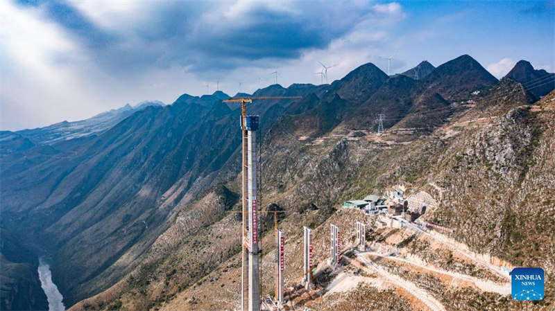 Picha hii iliyopigwa angani Oktoba 24, 2023 ikionyesha mandhari ya daraja la genge kuu la Huajiang linaloendelea kujengwa katika Mkoa wa Guizhou, Kusini Magharibi mwa China. (Xinhua/Tao Liang)