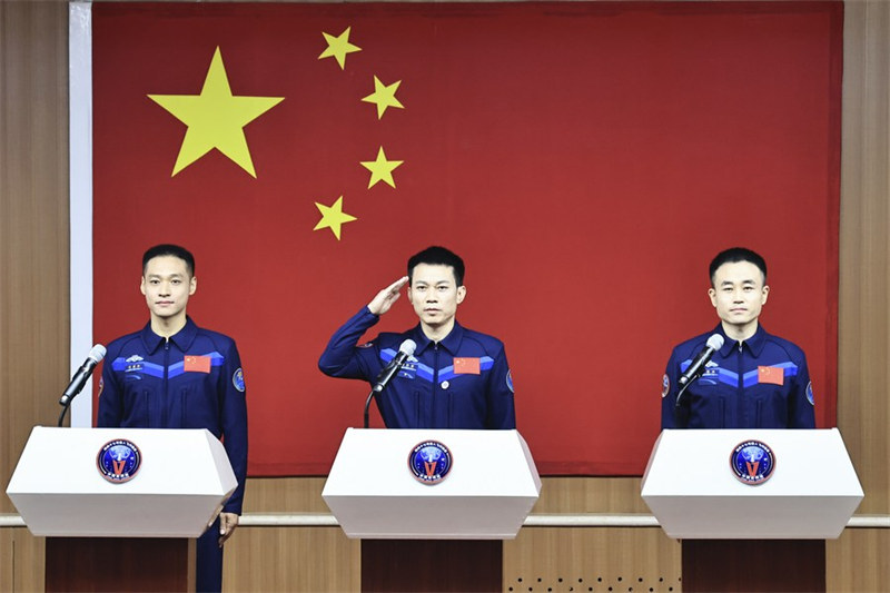 Wanaanga wa China Tang Hongbo (Kati), Tang Shengjie (Kulia) na Jiang Xinlin kwa ajili ya safari ijayo ya anga ya juu ya Chombo cha Shenzhou-17 wakikutana na waandishi wa habari katika Kituo cha Urushaji Satelaiti cha Jiuquan, Kaskazini-Magharibi mwa China, Oktoba 25, 2023. (Xinhua/Li Gang)