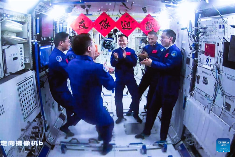 Picha hii iliyopigwa katika Kituo cha Udhibiti wa Safari ya Anga ya Juu cha Beijing Oktoba 26, 2023 ikionyesha Wanaanga wa China wa Chombo cha Shenzhou-16 na Shenzhou-17 wakizungumza ndani ya kituo cha anga ya juu cha China. (Picha na Han Qiyang/Xinhua)