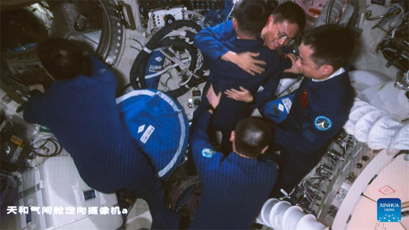 Wanaanga wa China wa Chombo cha Shenzhou-17 waingia kwenye kituo cha anga ya juu, kukamilisha makabidhiano ndani ya siku nne
