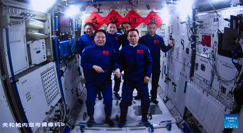 Wanaanga wa China wa Chombo cha Shenzhou-17 waingia kwenye kituo cha anga ya juu, kukamilisha makabidhiano ndani ya siku nne