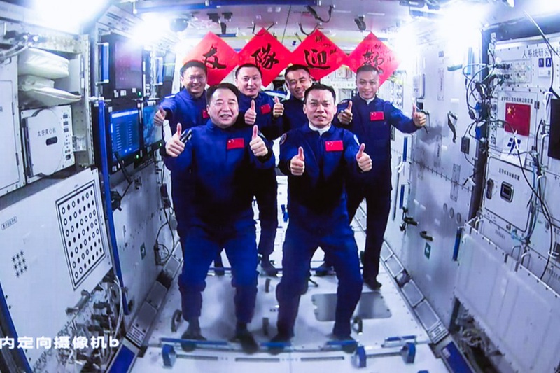 Picha hii iliyopigwa katika Kituo cha Udhibiti wa Safari ya Anga ya Juu cha Beijing, Oktoba 26, 2023 ikionyesha Wanaanga wa China wa Chombo cha Shenzhou-16 na Shenzhou-17 wakiwa katika picha ya pamoja ndani ya kituo cha anga ya juu cha China. (Picha na Han Qiyang/Xinhua)