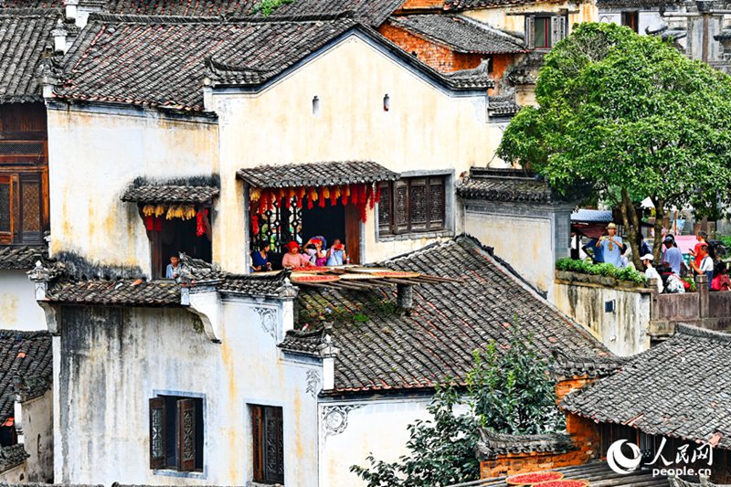 Wanakijiji wakikausha mazao kwa jua huko Wuyuan, Mkoa wa Jiangxi, Mashariki mwa China