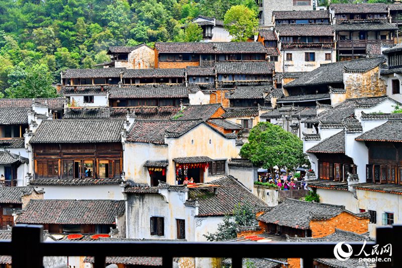 Wanakijiji wakikausha mazao kwa jua huko Wuyuan, Mkoa wa Jiangxi, Mashariki mwa China