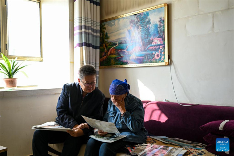 Habari ya picha ya wanandoa wapanda msitu katika Mkoa wa Mongolia ya Ndani, China