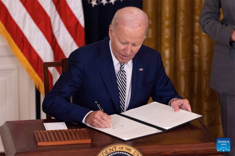 Rais wa Marekani Joe Biden akitia saini amri ya kiutendaji katika Ikulu ya Marekani, White House mjini Washington, D.C. Oktoba 30, 2023. (Picha na Aaron Schwartz/Xinhua)