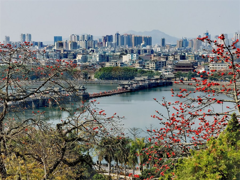 Picha iliyopigwa Februari 14, 2021 ikionyesha mandhari ya Mji wa Chaozhou, Mkoa wa Guangdong, Kusini mwa China. (Xinhua/Liu Dawei)