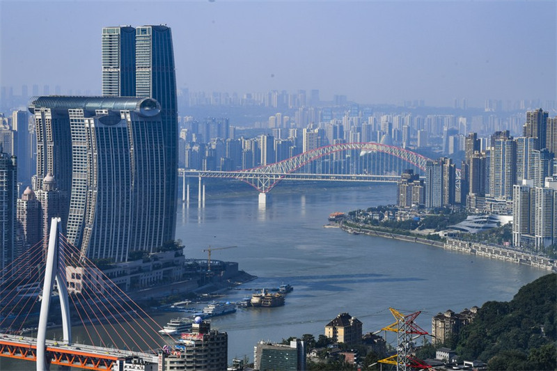 Picha hii iliyopigwa Oktoba 30, 2023 ikionyesha mandhari ya mji ya Chongqing, Kusini-Magharibi ya China. Ukiwa unapatikana sehemu za juu za Mto Yangtze, Mji wa Chongqing umeendelea kujijenga kuwa kizuizi kikubwa cha ikolojia. (Xinhua/Wang Quanchao)