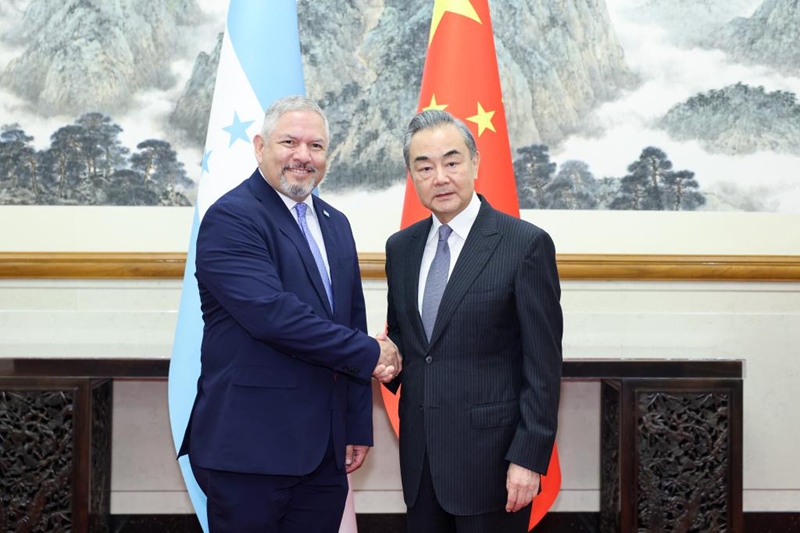 Waziri wa Mambo ya Nje wa China Wang Y akikutana na Waziri wa Mambo ya Nje wa Honduras Eduardo Reina mjini Beijing, China, Novemba 1, 2023. (Xinhua/Liu Bin)