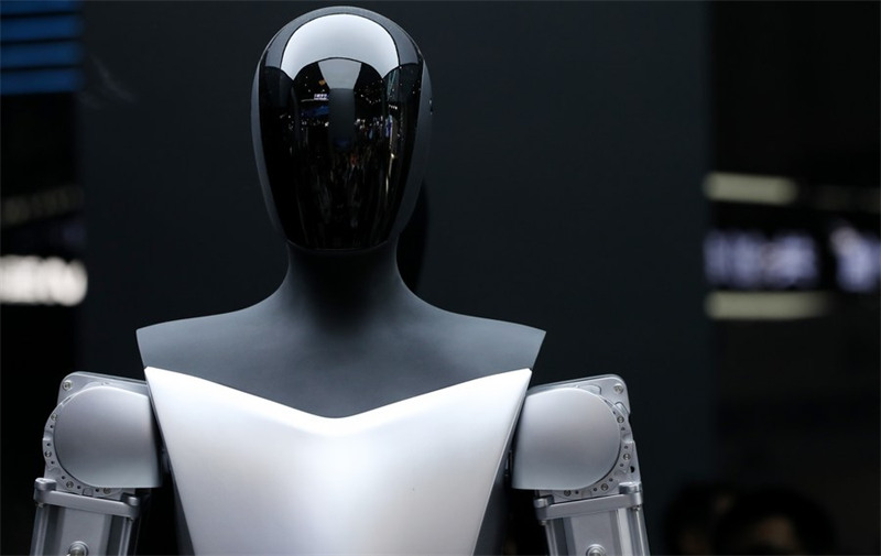 Picha hii iliyopigwa Julai 6, 2023 ikionyesha roboti kutoka Kampuni ya Tesla kwenye Mkutano wa Kimataifa wa Teknolojia za Akili Bandia (WAIC) 2023 mjini Shanghai, Mashariki mwa China. (Xinhua/Fang Zhe)