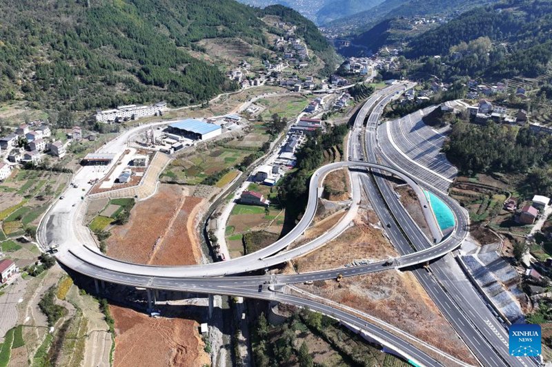 Picha hii iliyopigwa kutoka angani Novemba 1, 2023 ikionyesha sehemu ya eneo la ujenzi wa Barabara Kuu ya Wuxi-Zhenping katika Mkoa wa Shaanxi, Kaskazini Magharibi mwa China. (Xinhua/Shao Rui)