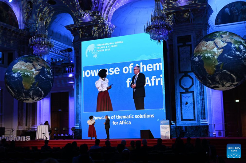 Watu wakihudhuria kongamano la kimataifa la nishati na mabadiliko ya tabianchi mjini Vienna, Austria, Novemba 2, 2023. (Xinhua/Liu Xinyu)