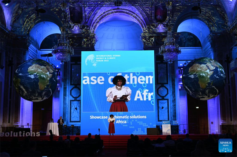 Watu wakihudhuria kongamano la kimataifa la nishati na mabadiliko ya tabianchi mjini Vienna, Austria, Novemba 2, 2023. (Xinhua/Liu Xinyu)