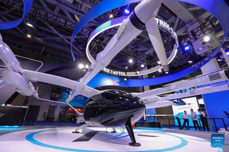 Picha hii iliyopigwa Novemba 5, 2023 ikionyesha ndege ya Matrix 1 inayotumia umeme ya kuruka na kutua wima (eVTOL) ikionyeshwa na Kampuni ya Vertaxi kwenye Maonyesho ya 6 ya Kimataifa ya Uagizaji Bidhaa ya China (CIIE) mjini Shanghai, Mashariki mwa China. (Xinhua/Xin Mengchen)