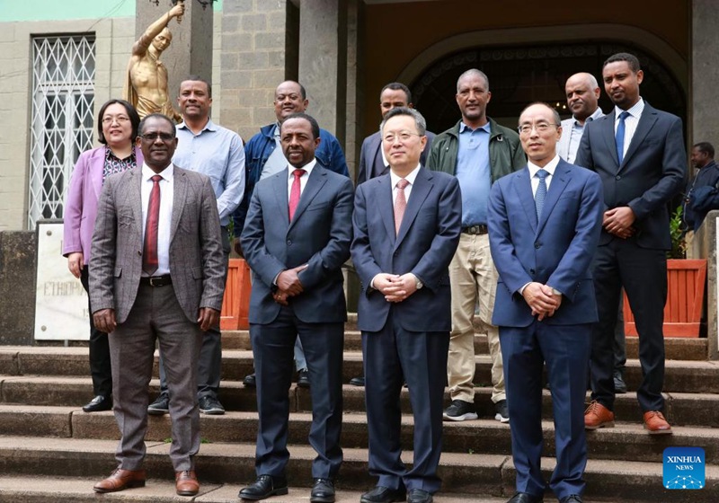 Wageni wakiwa katika picha za pamoja baada ya hafla ya kutia saini makubaliano ya ushirikiano wa ufadhili wa masomo mjini Addis Ababa, Ethiopia, Novemba 3, 2023. (Picha na Misikir Temesgen/Xinhua)