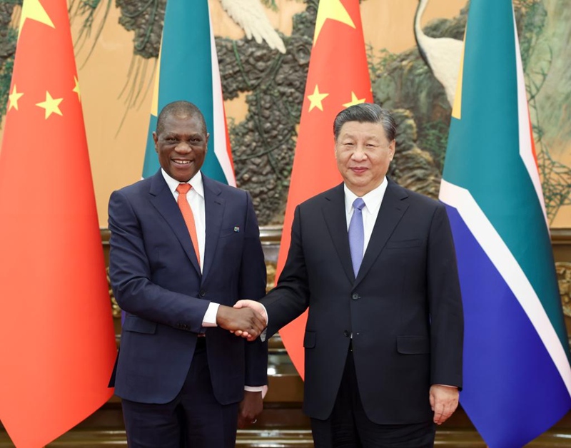 Rais wa China Xi Jinping akikutana na makamu wa Rais wa Afrika Kusini Paul Mashatile kwenye Jumba la Mikutano ya Umma la Beijing, China, Novemba 6, 2023. (Xinhua/Ding Haitao)