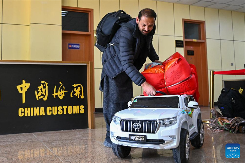 Kivuko cha Khunjerab, bandari kuu ya nchi kavu inayounganisha China na Pakistan