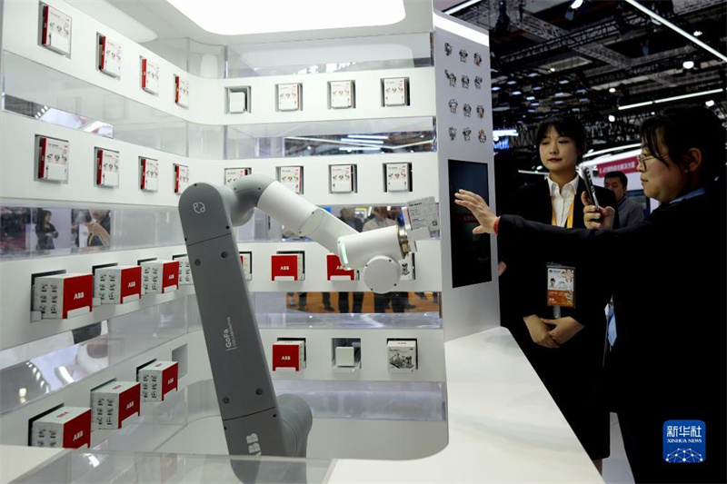 Picha: Roboti zenye teknolojia za Akili Bandia (AI) kwenye Maonesho ya Uagizaji Bidhaa ya China (CIIE)