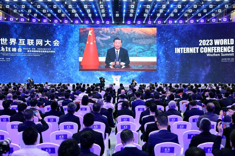 Rais Xi Jinping wa China akihutubia kwa njia ya video Mkutano wa Kilele wa Wuzhen wa Mkutano wa Mtandao wa Intaneti Duniani wa Mwaka 2023 (WIC), Novemba 8, 2023. (Xinhua/Liu Bin)