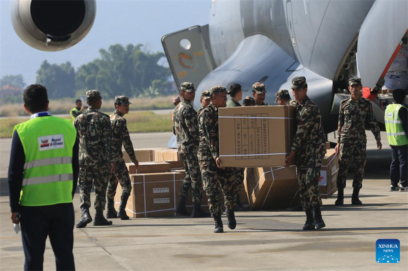 Vifaa vya msaada wa dharura kutoka China kwa ajili ya maeneo yaliyokumbwa na tetemeko la ardhi vikipakuliwa kwenye Uwanja wa Ndege wa Kimataifa wa Pokhara mjini Pokhara, Nepal, Novemba 8, 2023. (Xinhua/Yi Aijun)