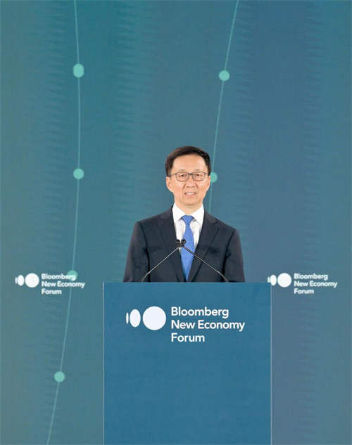 Makamu wa Rais wa China Han Zheng akitoa hotuba kuu kwenye hafla ya ufunguzi wa Baraza la sita la Uchumi la Bloomberg nchini Singapore, Novemba 8, 2023. (Xinhua/Gao Jie)
