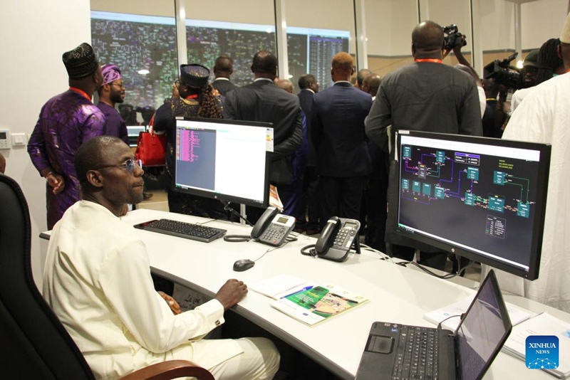 Mfanyakazi akifanya kazi kwenye Kituo cha Taarifa na Uratibu cha West African Power Pool (WAPP) cha Jumuiya ya Kiuchumi ya Nchi za Afrika Magharibi (ECOWAS) huko Abomey Calavi, Benin, Novemba 17, 2023. (Picha na Seraphin Zounyekpe/Xinhua)