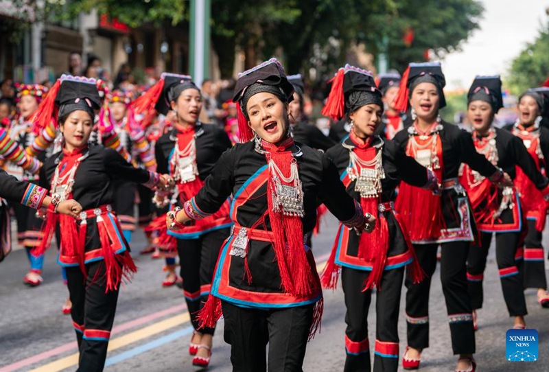 Karamu ya kwenye meza ndefu ya mtaani yafanyika katika tamasha la utalii wa kitamaduni mkoani Yunnan, China