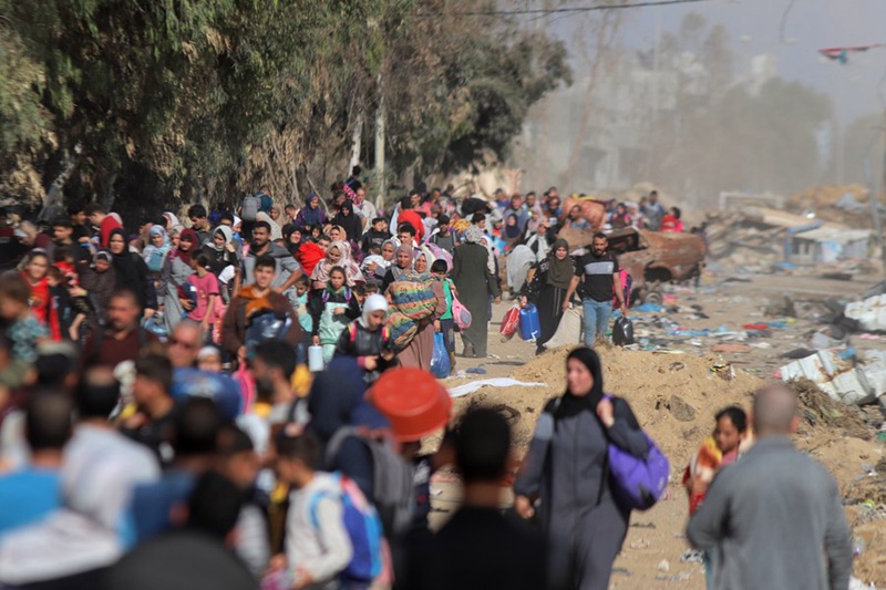 Watu wa Palestina wanaonekana wakiwa njiani kutoka Mji wa Gaza kuelekea Kusini katika eneo la Kusini mwa Ukanda wa Gaza, Novemba 18, 2023. (Picha na Rizek Abdeljawad/Xinhua)