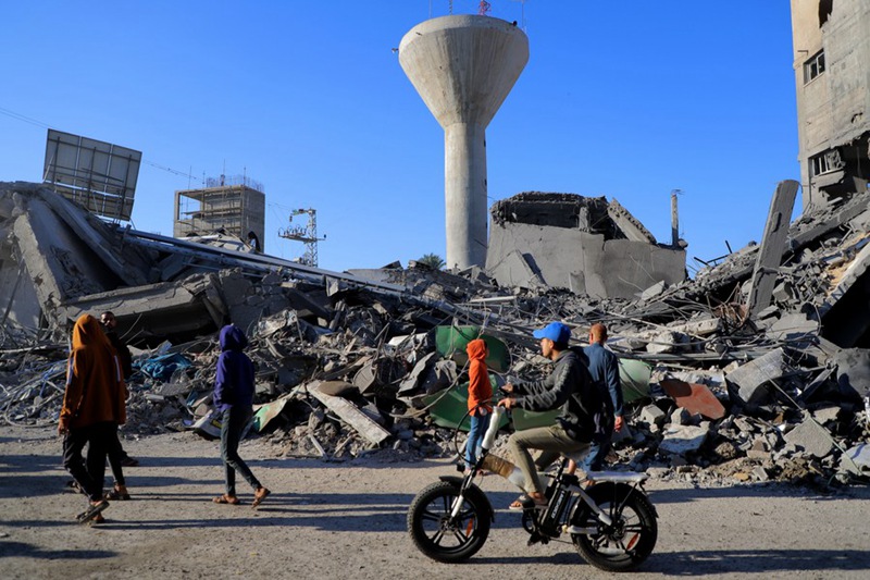 Watu wakitembea kuvipita vifusi vya majengo yaliyobomolewa katika operesheni ya kijeshi ya Israel kwenye eneo la Kusini mwa Ukanda wa Gaza, Novemba 17, 2023. (Picha na Rizek Abdeljawad/Xinhua)