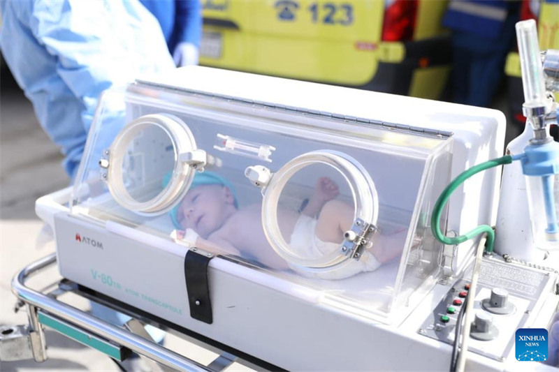 Mtoto njiti kutoka Ukanda wa Gaza akionekana kwenye mashine ya kukuza watoto katika upande wa Misri wa kivuko cha Rafah Novemba 20, 2023. (Kituo cha Habari cha Misri/Kutumwa Xinhua)