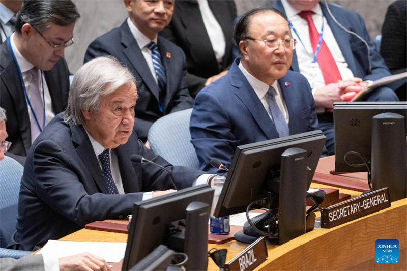 Katibu Mkuu wa Umoja wa Mataifa Antonio Guterres (Kulia, Mbele) akihutubia mjadala wa wazi wa Baraza la Usalama kuhusu kuhimiza amani endelevu kupitia maendeleo ya pamoja kwenye makao makuu ya Umoja wa Mataifa mjini New York, Novemba 20, 2023. (Eskinder Debebe/Picha ya UN/ Xinhua)