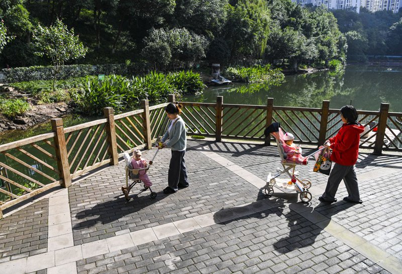 Watu wakitembea kando ya Mto Panxi katika Eneo la Yubei la Mji wa Chongqing, Kusini-Magharibi mwa China, Novemba 16, 2023. (Xinhua/Wang Quanchao)