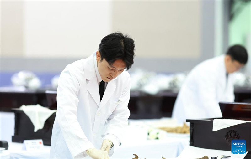 Mabaki ya wanajeshi wa China waliouawa katika Vita vya Korea vya 1950-1953 yakiwekwa kwenye jeneza mjini Incheon, Korea Kusini, Novemba 22, 2023. (Xinhua/Cao Can)