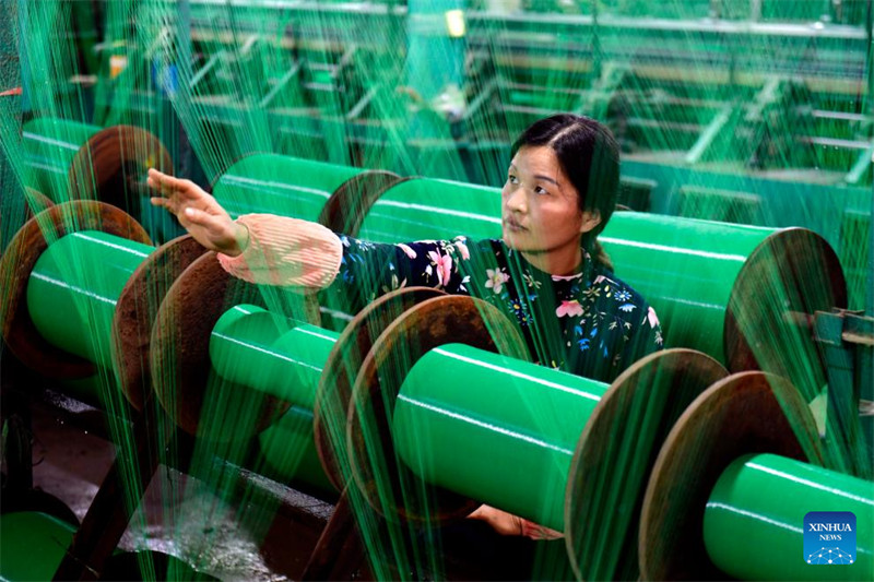 Mwanamke akifanya kazi kwenye karakana ya kampuni moja katika Mji mdogo wa Jianglou ulioko wilaya ya Huimin katika Mkoa wa Shandong, Mashariki mwa China, Novemba 22, 2023. (Xinhua/Guo Xulei) 