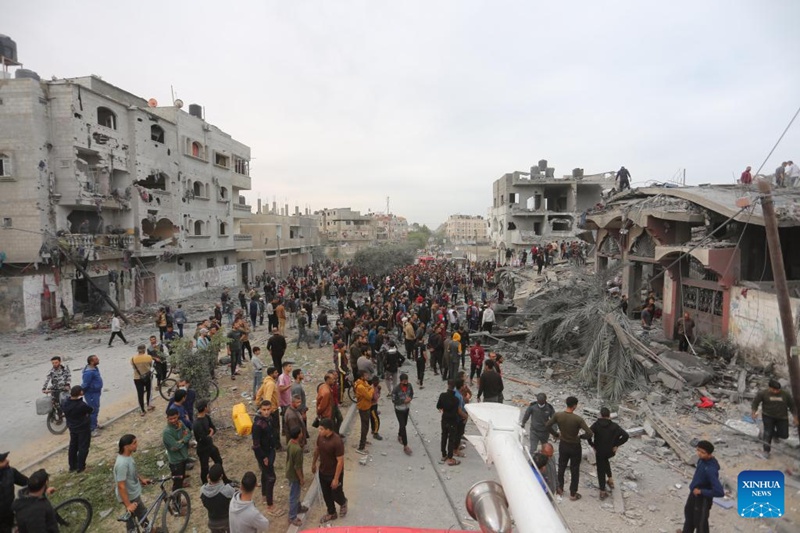Watu wakifanya kazi ya uokoaji kwenye vifusi vya majengo yaliyobomolewa katika mashambulizi ya Israel kutoka angani dhidi ya mji wa Rafah, Kusini mwa Ukanda wa Gaza, Novemba 22, 2023. (Picha na Khaled Omar/Xinhua)