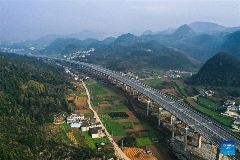 Picha hii ya angani iliyopigwa Novemba 23, 2023 katika Mkoa wa Guizhou, Kusini Magharibi mwa China ikionyesha Daraja la Laomazhai kwenye barabara kuu inayounganisha miji ya Guiyang na Jinsha katika Mkoa wa Guizhou na Mji wa Gulin katika Mkoa wa Sichuan, Kusini Magharibi mwa China. (Xinhua/Yang Wenbin)
