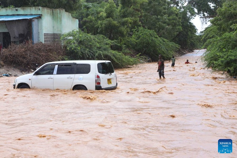 Gari likivuka barabara iliyofurika maji baada ya mvua kubwa kunyesha katika Kaunti ya Garissa, Kaskazini mwa Kenya Novemba 22, 2023. (Picha na Joy Nabukewa/Xinhua)