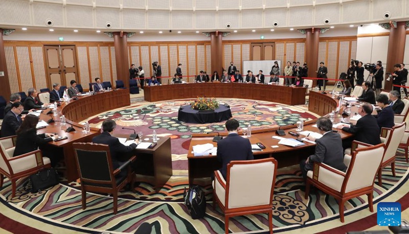 Waziri wa Mambo ya Nje wa China Wang Yi, ambaye pia pia ni Mjumbe wa Ofisi ya Siasa ya Kamati Kuu ya Chama cha Kikomunisti cha China (CPC) akihudhuria mkutano wa kumi wa mawaziri wa mambo ya nje wa pande tatu  za China, Japan na Korea Kusini pamoja na Waziri wa Mambo ya Nje wa Korea Kusini Park Jin na Waziri wa Mambo ya Nje wa Japan Yoko Kamikawa mjini Busan, Korea Kusini, Novemba 26, 2023. (Xinhua/Yao Qilin)