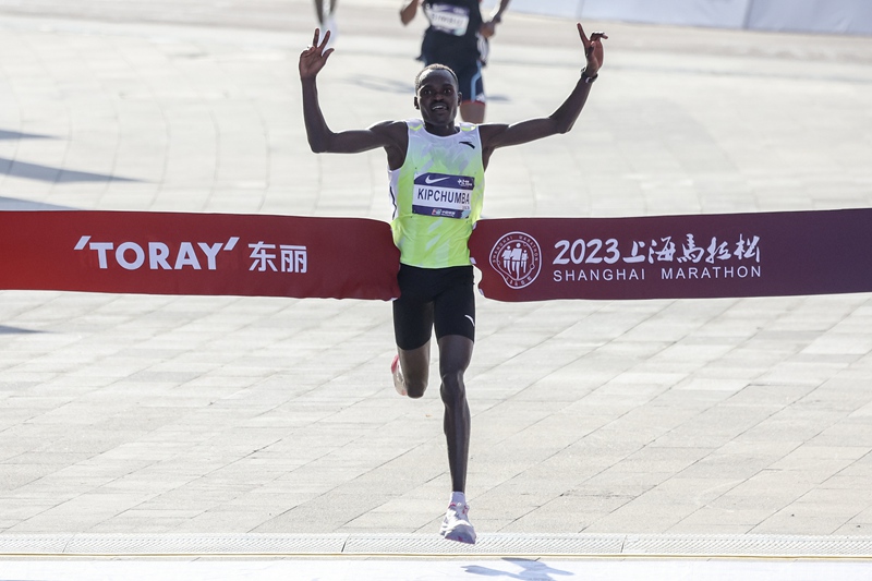 Bingwa wa Mbio za Marathon za Shanghai 2023 kwa upande wa wanaumbe Philimon Kiptoo Kipchumba akivuka mstari wa mwisho wa mbio tarehe 26, Novemba 2023. (Picha/CFP)