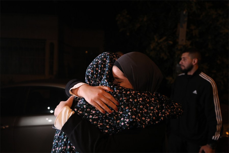 Mfungwa wa Kipalestina (kushoto) akirudi Jerusalem baada ya kuachiliwa huru kutoka Gereza la Ofer la Israel, Novemba 24, 2023. (Muammar Awad/Xinhua)