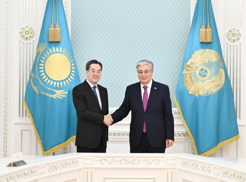 Naibu Waziri Mkuu wa China Ding Xuexiang, ambaye pia ni Mjumbe wa Kudumu wa Ofisi ya Siasa ya Kamati Kuu ya Chama cha Kikomunisti cha China (CPC), akikutana na Rais wa Kazakhstan Kassym-Jomart Tokayev mjini Astana, Kazakhstan, Novemba 27, 2023. (Xinhua/Yan Yan)
