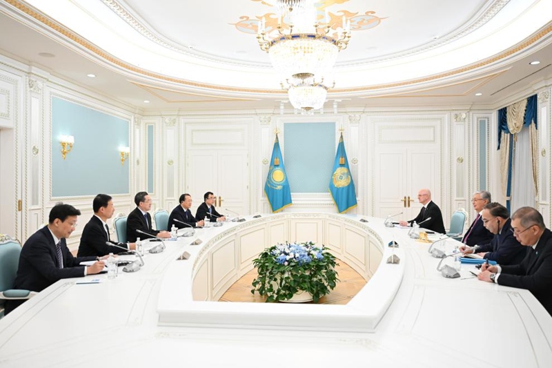 Naibu Waziri Mkuu wa China Ding Xuexiang, ambaye pia ni Mjumbe wa Kudumu wa Ofisi ya Siasa ya Kamati Kuu ya Chama cha Kikomunisti cha China (CPC), akikutana na Rais wa Kazakhstan Kassym-Jomart Tokayev mjini Astana, Kazakhstan, Novemba 27, 2023. (Xinhua/Yan Yan)