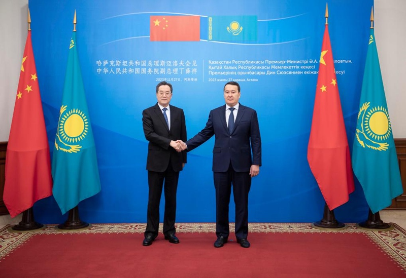 Naibu Waziri Mkuu wa China Ding Xuexiang, ambaye pia ni Mjumbe wa Kudumu wa Ofisi ya Siasa ya Kamati Kuu ya Chama cha Kikomunisti cha China (CPC), akikutana na Waziri Mkuu wa Kazakhstan Alikhan Smailov mjini Astana, Kazakhstan, Novemba 27, 2023. (Xinhua/Li Tao)