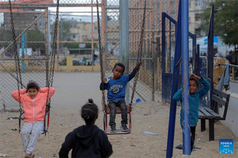 Watoto wakicheza kwenye uwanja wa michezo katika Mji wa Rafah, Kusini mwa Ukanda wa Gaza, Novemba 27, 2023. (Picha na Rizek Abdeljawad/Xinhua)
