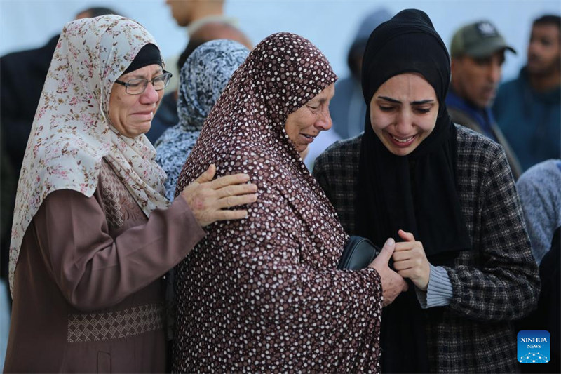 Watu wakiomboleza watu waliouawa kwenye mashambulizi ya anga ya Israel katika Mji wa Deir el-Balah, katikati mwa Ukanda wa Gaza, Desemba 3, 2023. (Xinhua)