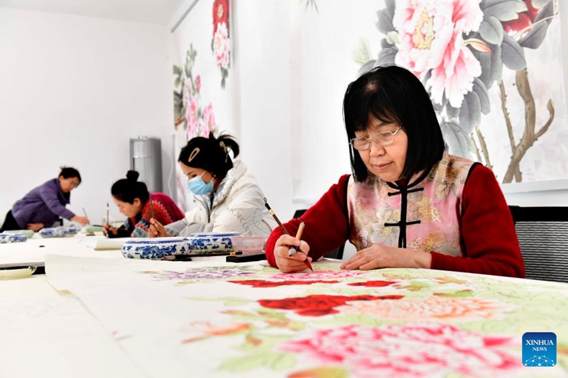 Kazi ya kuchora picha za maua za Peony yachochea ustawi wa vijijini katika Mkoa wa Shandong, China