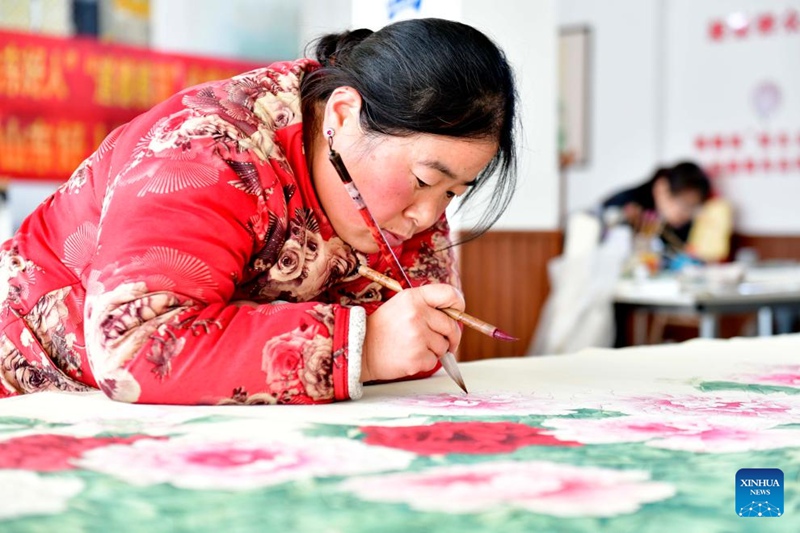 Kazi ya kuchora picha za maua za Peony yachochea ustawi wa vijijini katika Mkoa wa Shandong, China